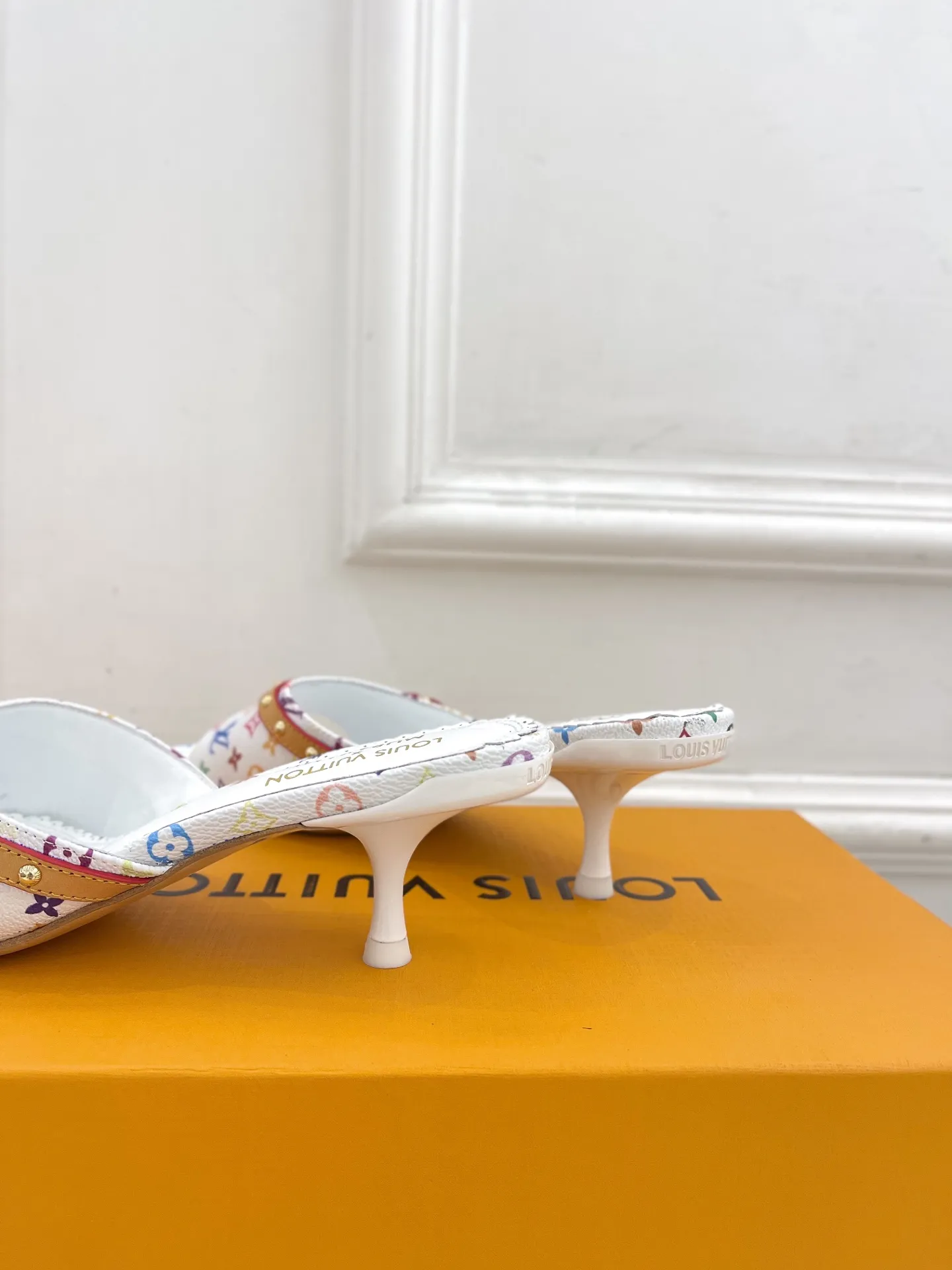 👟👟Ex-factory price 580👟👟 LV | Louis Vuitton 25𝐬𝐬 🧡💚2025 early spring new top version‼ ️The original version is the same. The counter features the latest LV Full of high-end feel! A popular model among bloggers at home and abroad, it’s retro and fashionable and looks amazing on your feet! Mainly recommended model on the official website★ ━━━━━ ЅᏇєєt ━━━━━ ▪️Upper: high-customized rainbow-colored presbyopia leather ▪️Lining: imported sheepskin lining ▪️Outsole: original Italian leather outsole ▪️Heel height: 5.5cm / 9.5cm ▪️Shoe size: 35-39 (34, 40, 41, 42 customized)